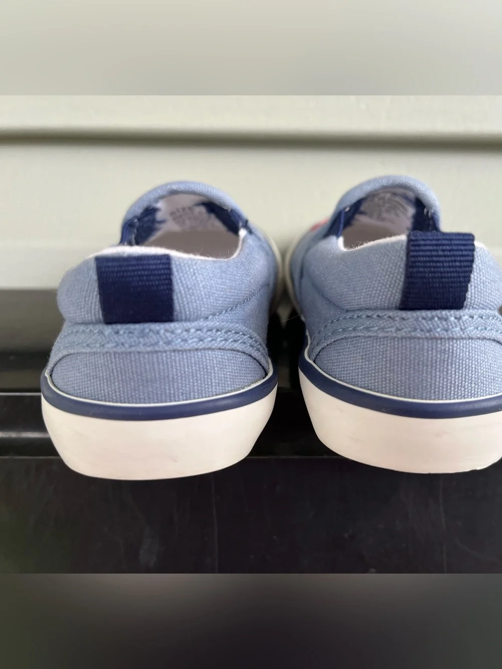 GAP Kids Light Blue Slip-On Sneakers with Red Crabs Toddler 18-24 mos/Size 5